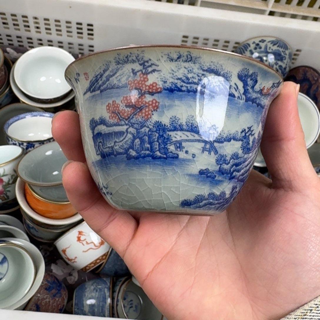 青花釉里红卧足杯