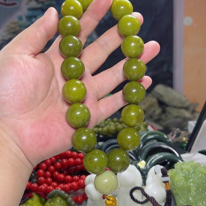 蛇纹石玉手持多样性发货未镶嵌