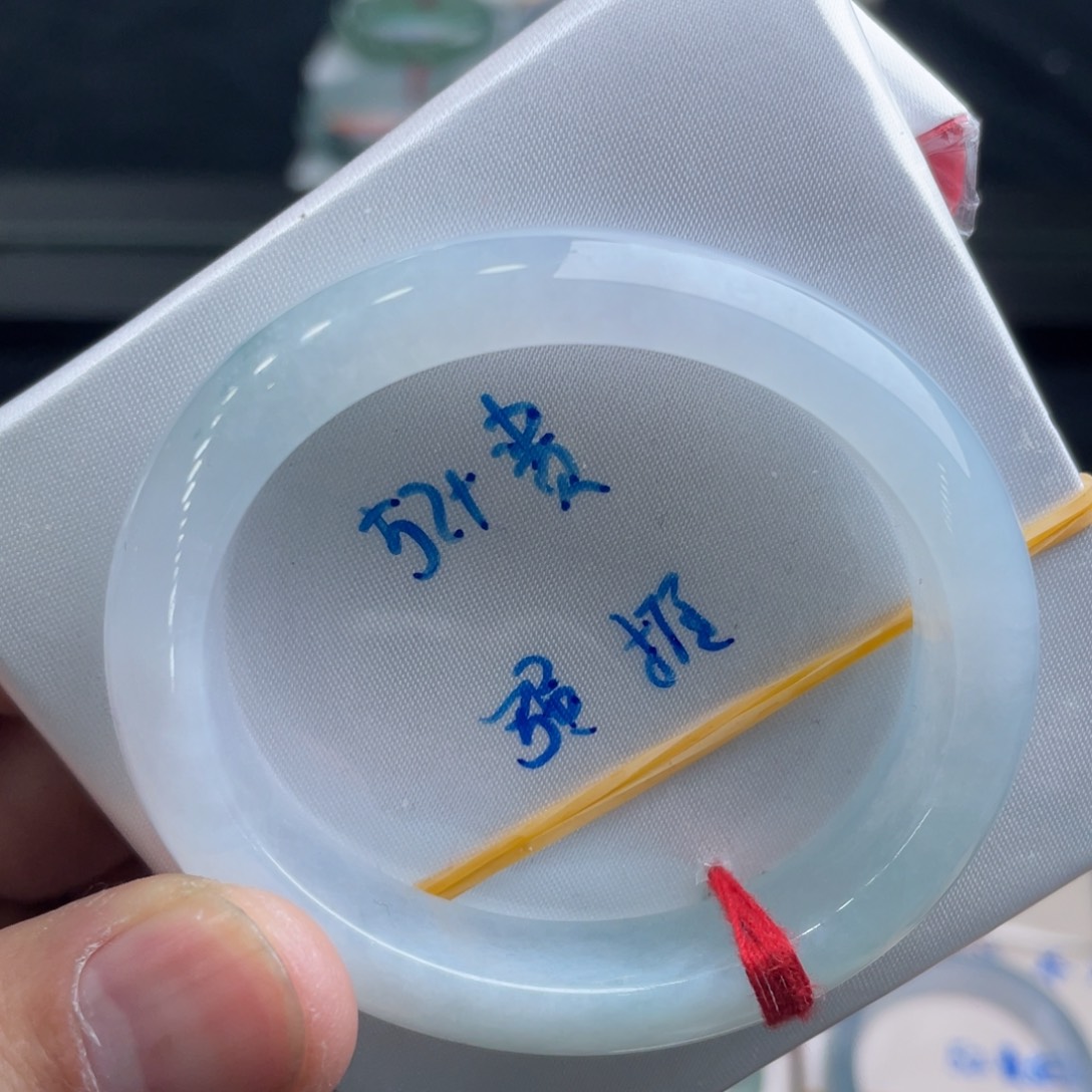 翡翠手镯未镶嵌翡翠手镯