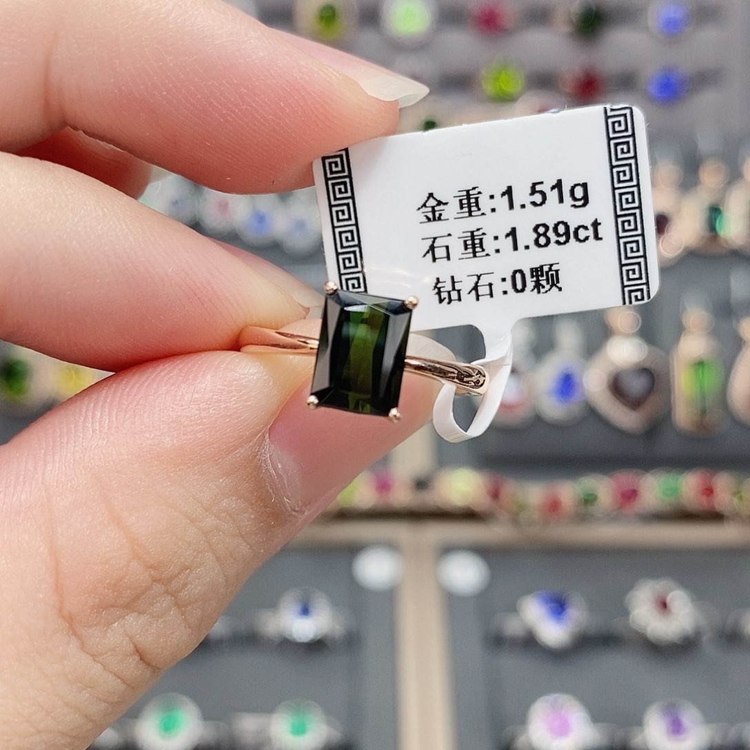 碧玺戒指18K金镶嵌1.89。