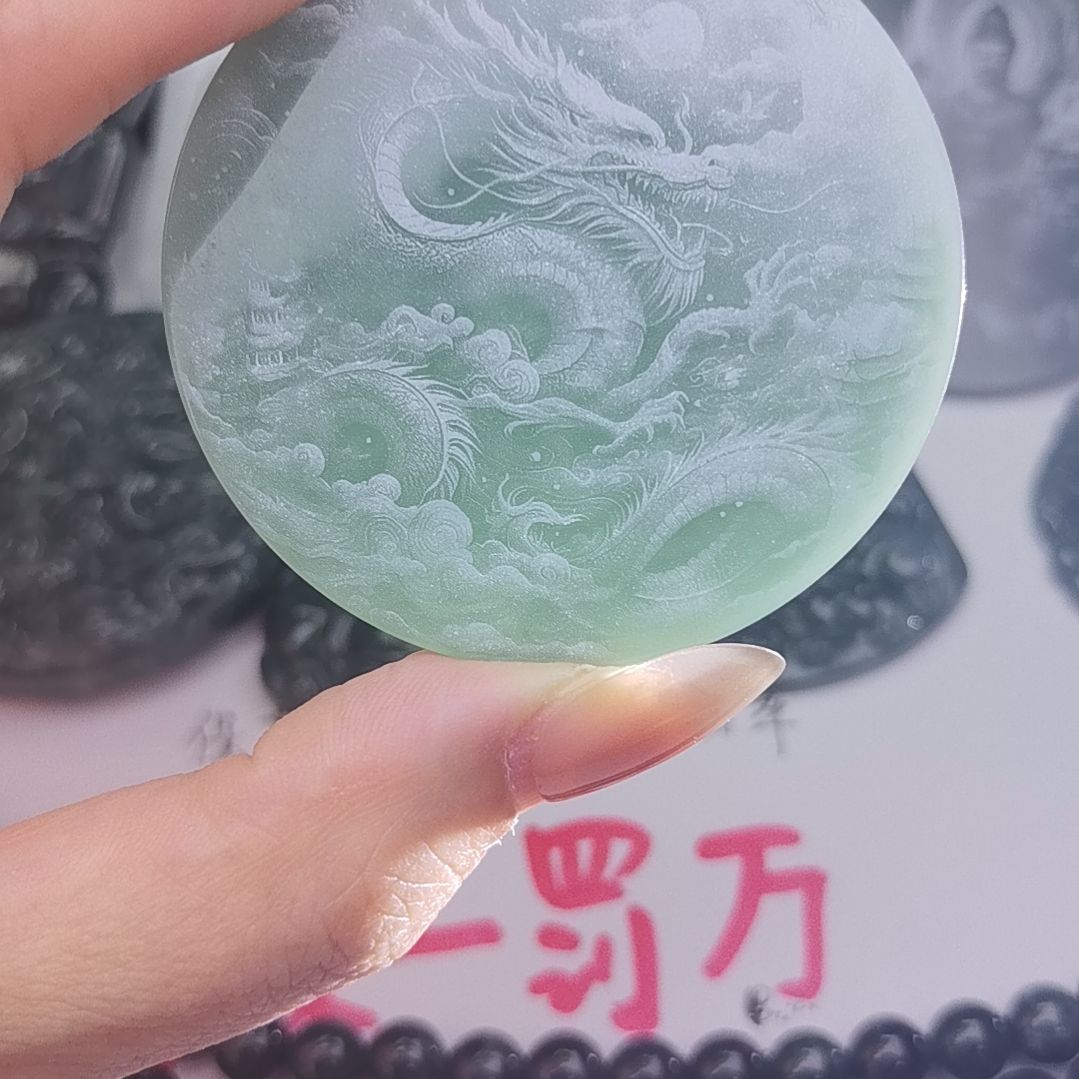 翡翠颈饰未镶嵌天然的A货翡翠