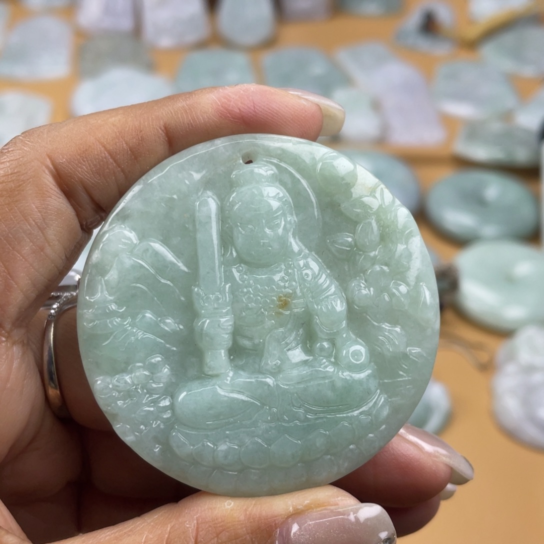 翡翠未镶嵌颈饰不动