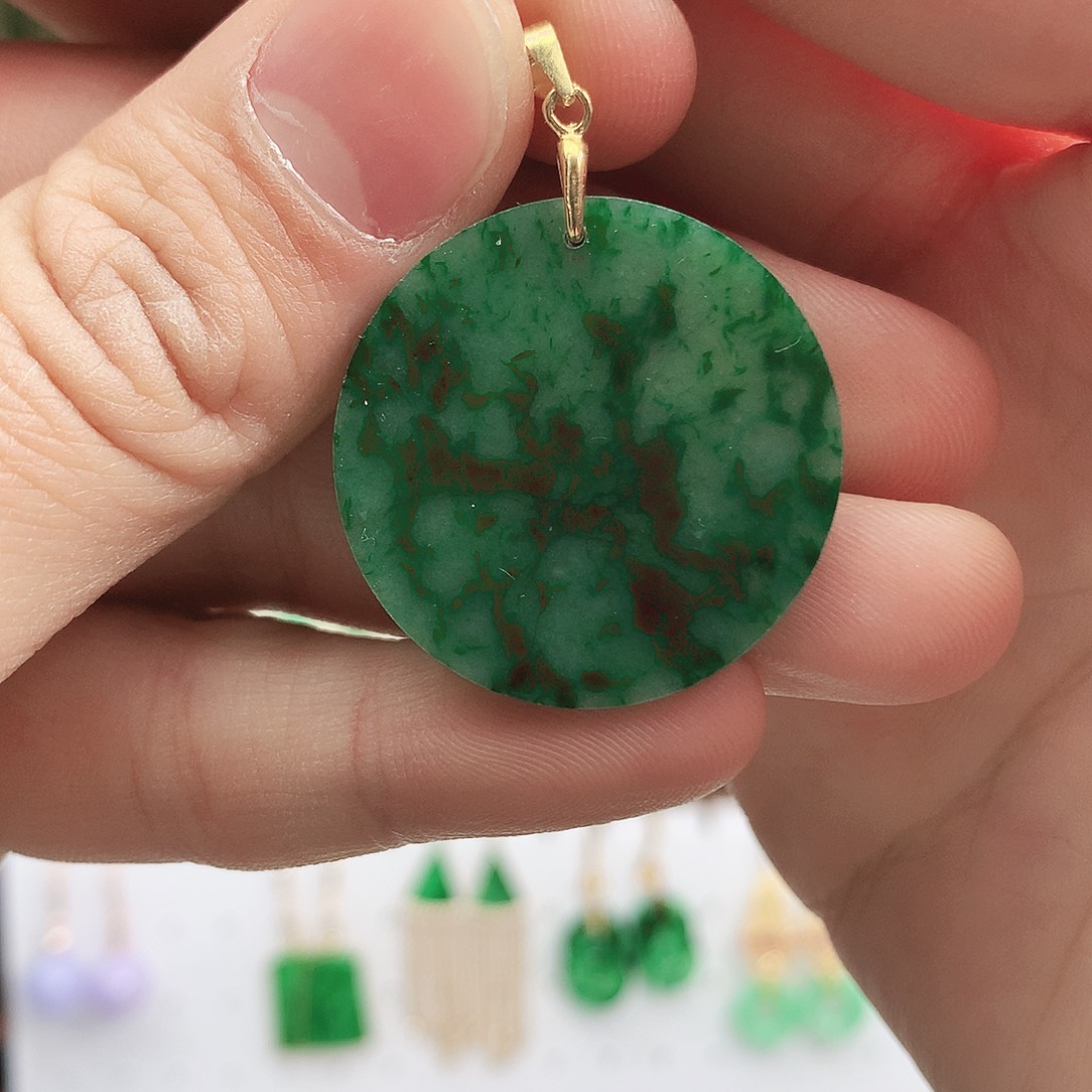 翡翠颈饰未镶嵌耳饰