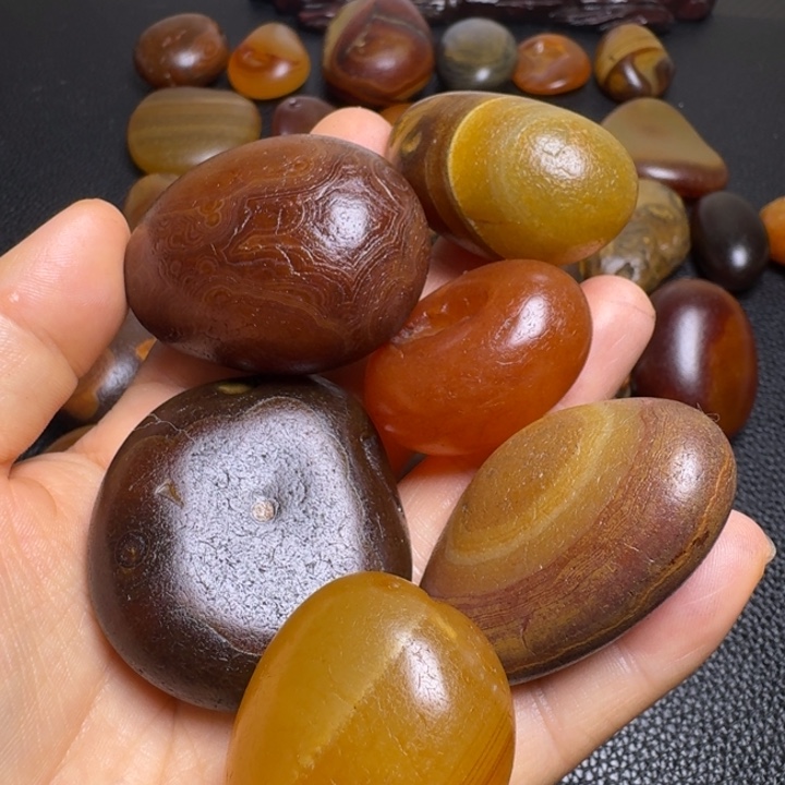 灵***者瓷片马达加斯加奇石手把件浮雕花纹，，，。。。