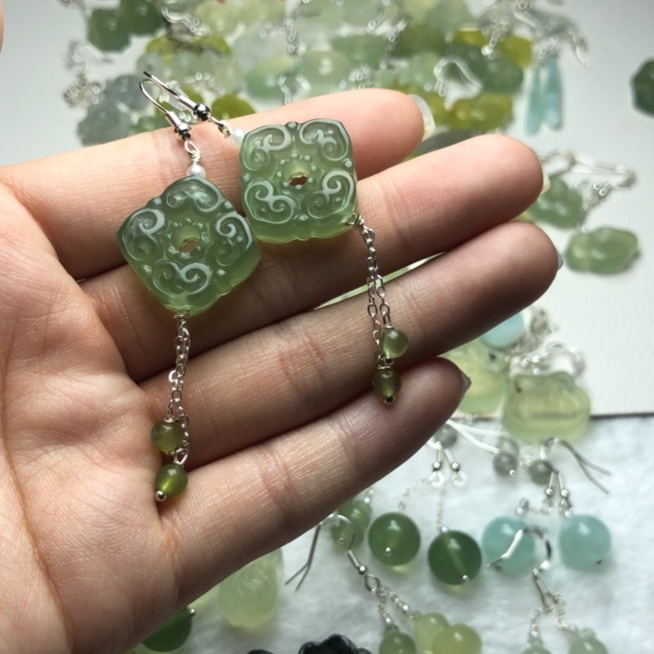 蛇纹石玉耳饰合金