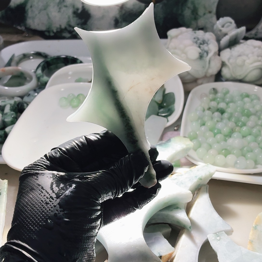 翡翠未镶嵌颈饰边角料