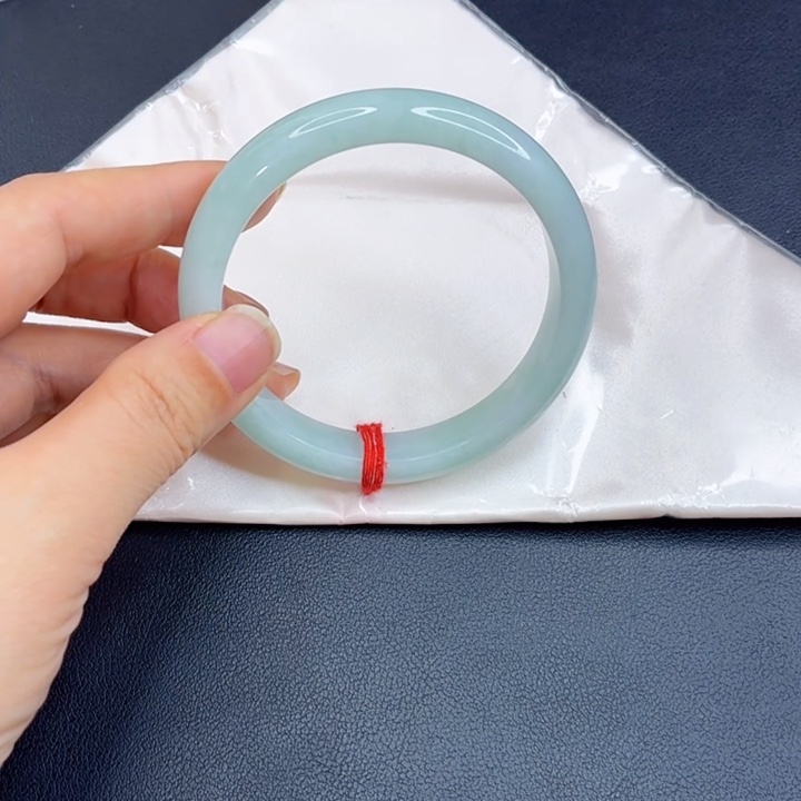 塔****翡翠未镶嵌手镯冰晴绿