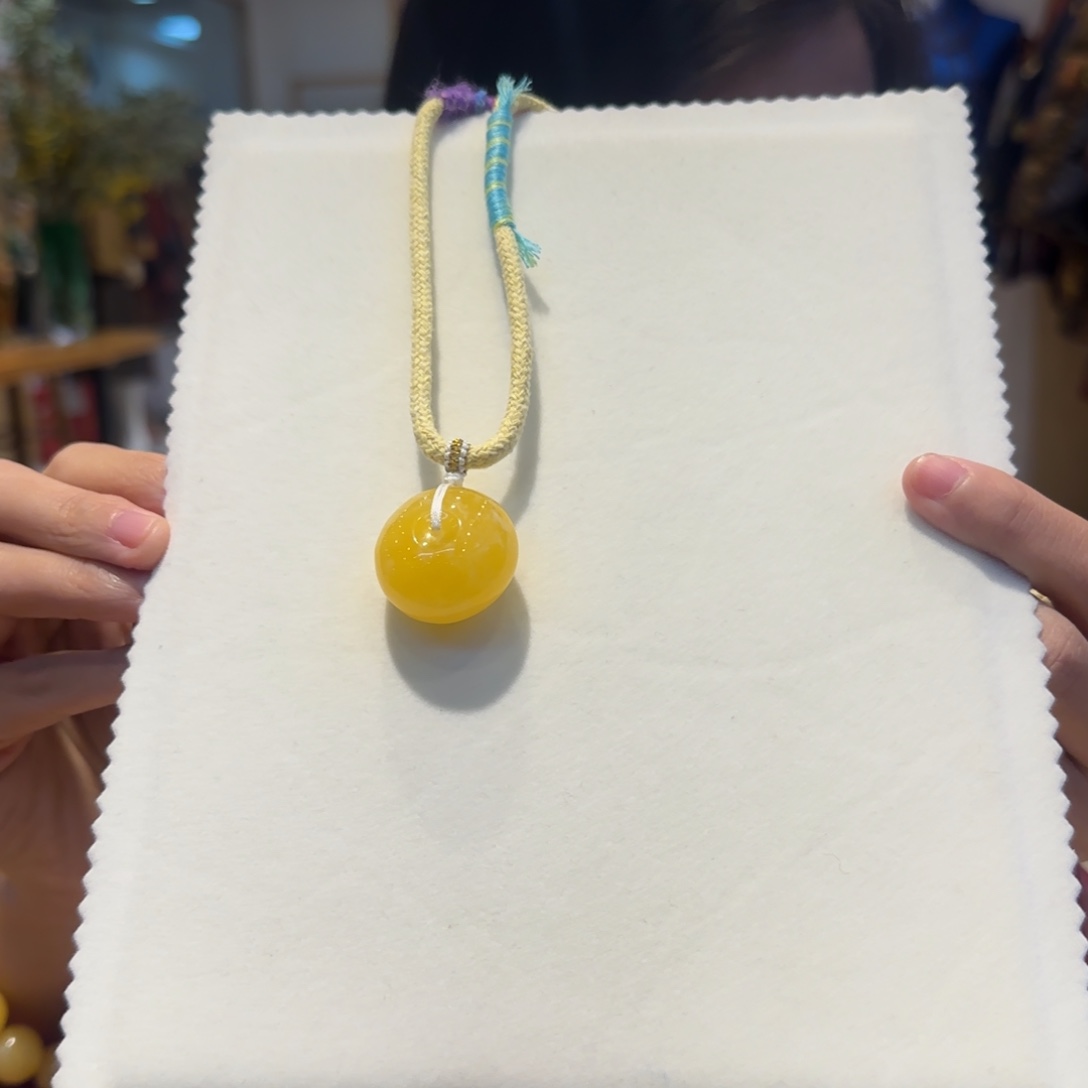 蜜蜡颈饰未镶嵌，