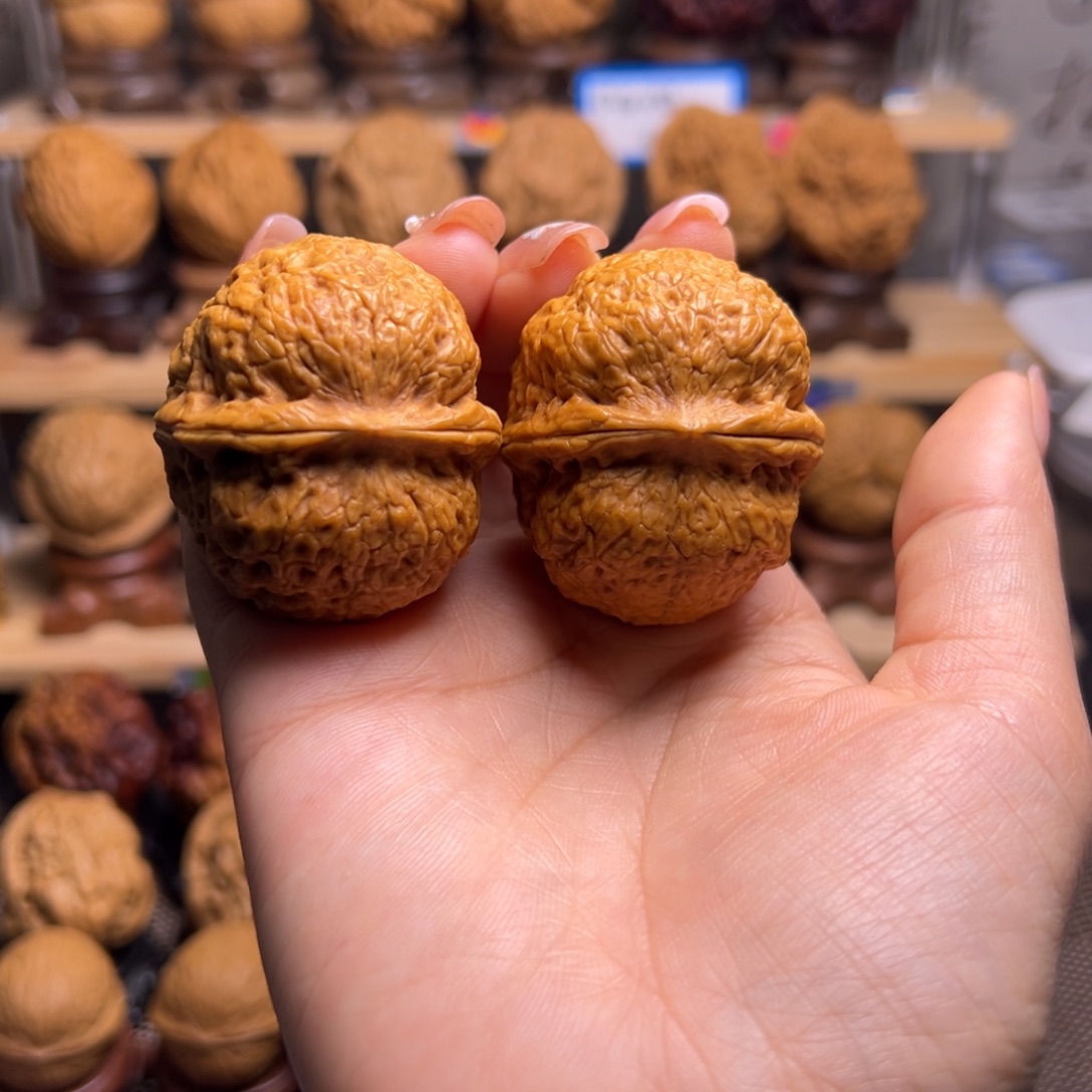 K***r桃核把件龙鳞铁狮子H03