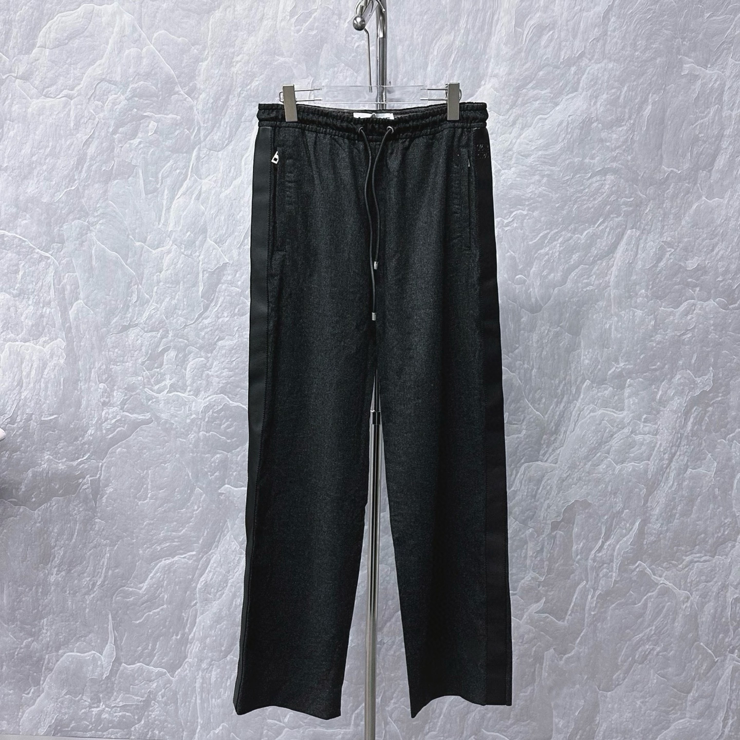 未使用 LOEWE/罗意威 ss25 侧拼皮羊毛休闲长裤 48码 J01603