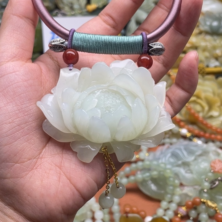 蛇纹石玉吊坠合金