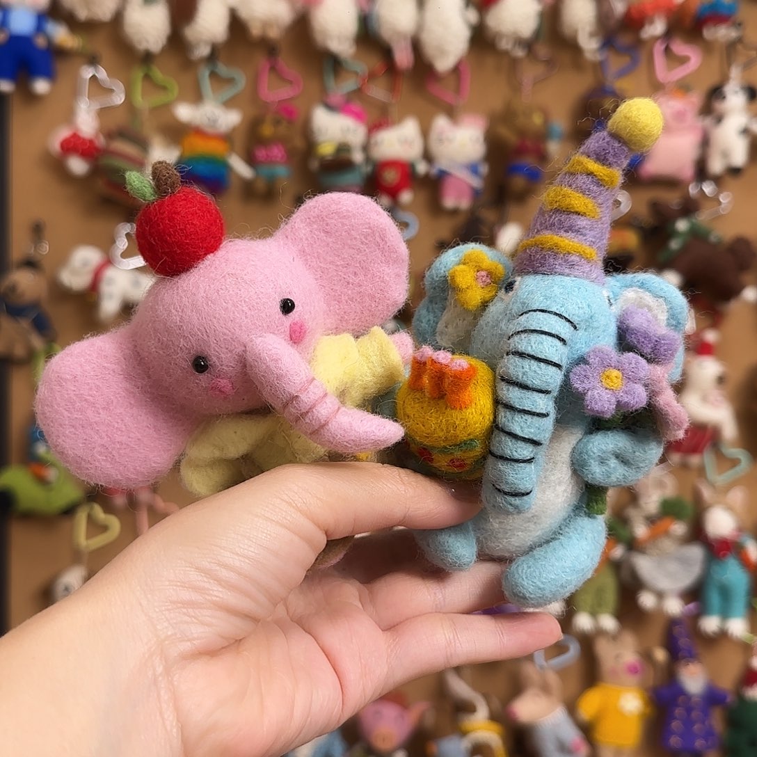 钛合金带子款羊毛毡挂件