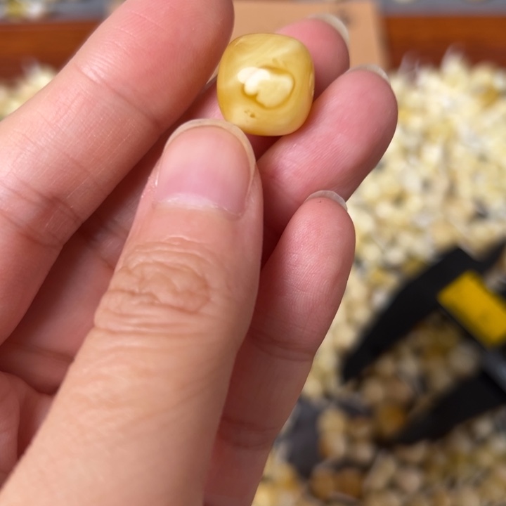 蜜蜡未镶嵌裸石13.4mm一个