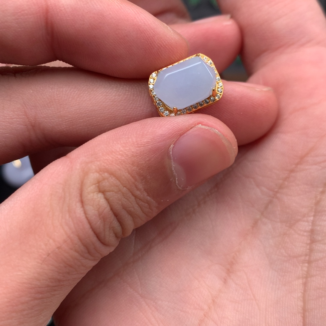 翡翠未镶嵌颈饰你是