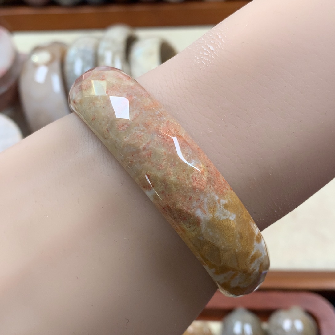 未镶嵌切面镯58.4圈漏100/个。10硅化珊瑚（珊瑚玉）