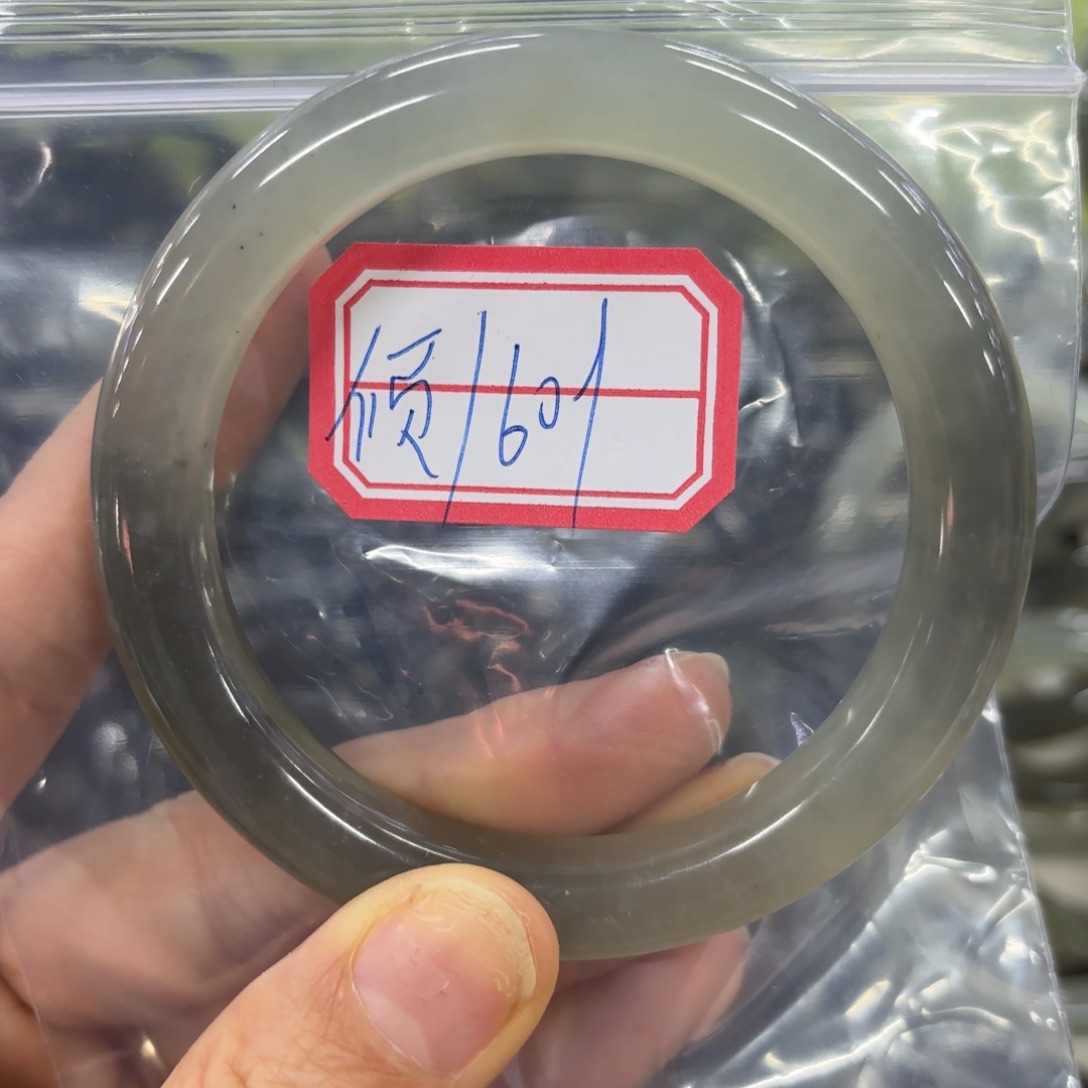 蛇纹石玉手镯未镶嵌倾****梦