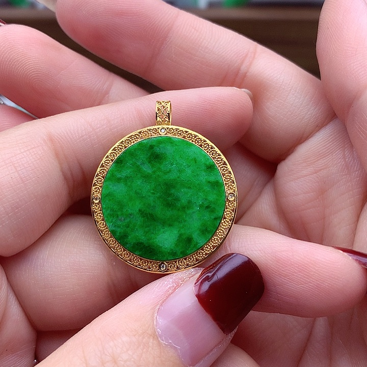 翡翠颈饰18K金镶嵌翡翠