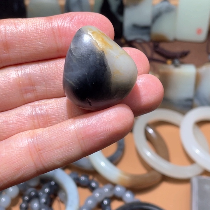 和田玉未镶嵌颈饰挂件