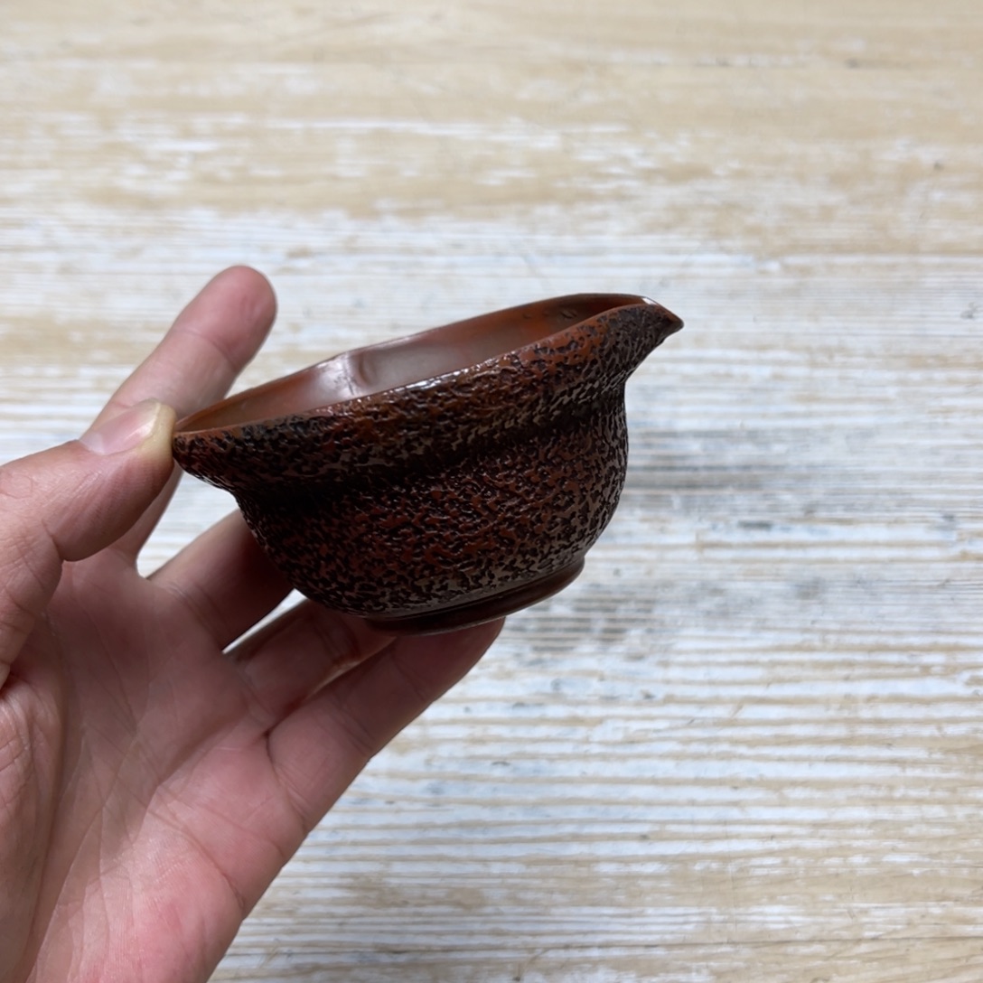 瓷片密密麻麻地排列着一个