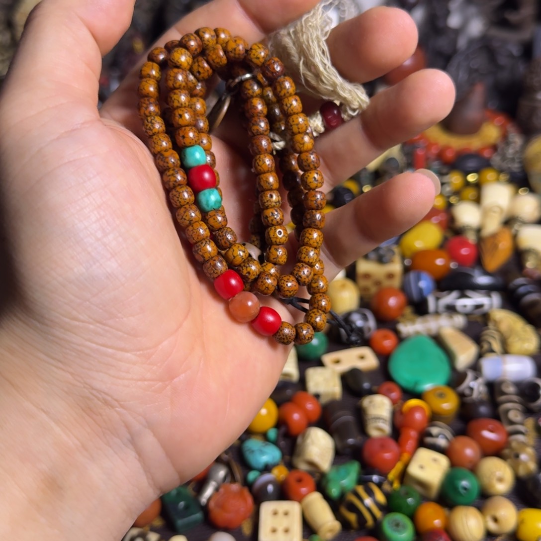 琉璃颈饰如图如图