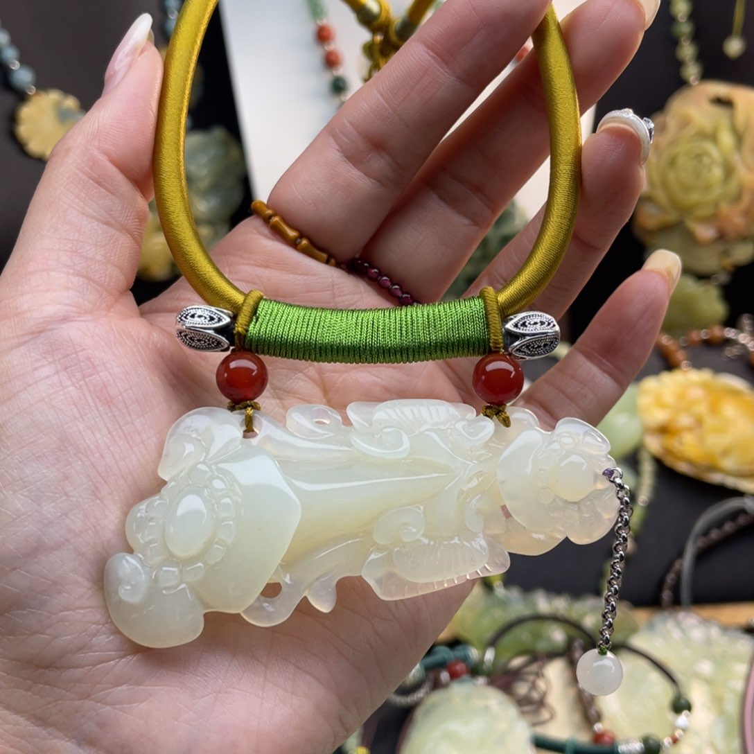 蛇纹石玉颈饰未镶嵌