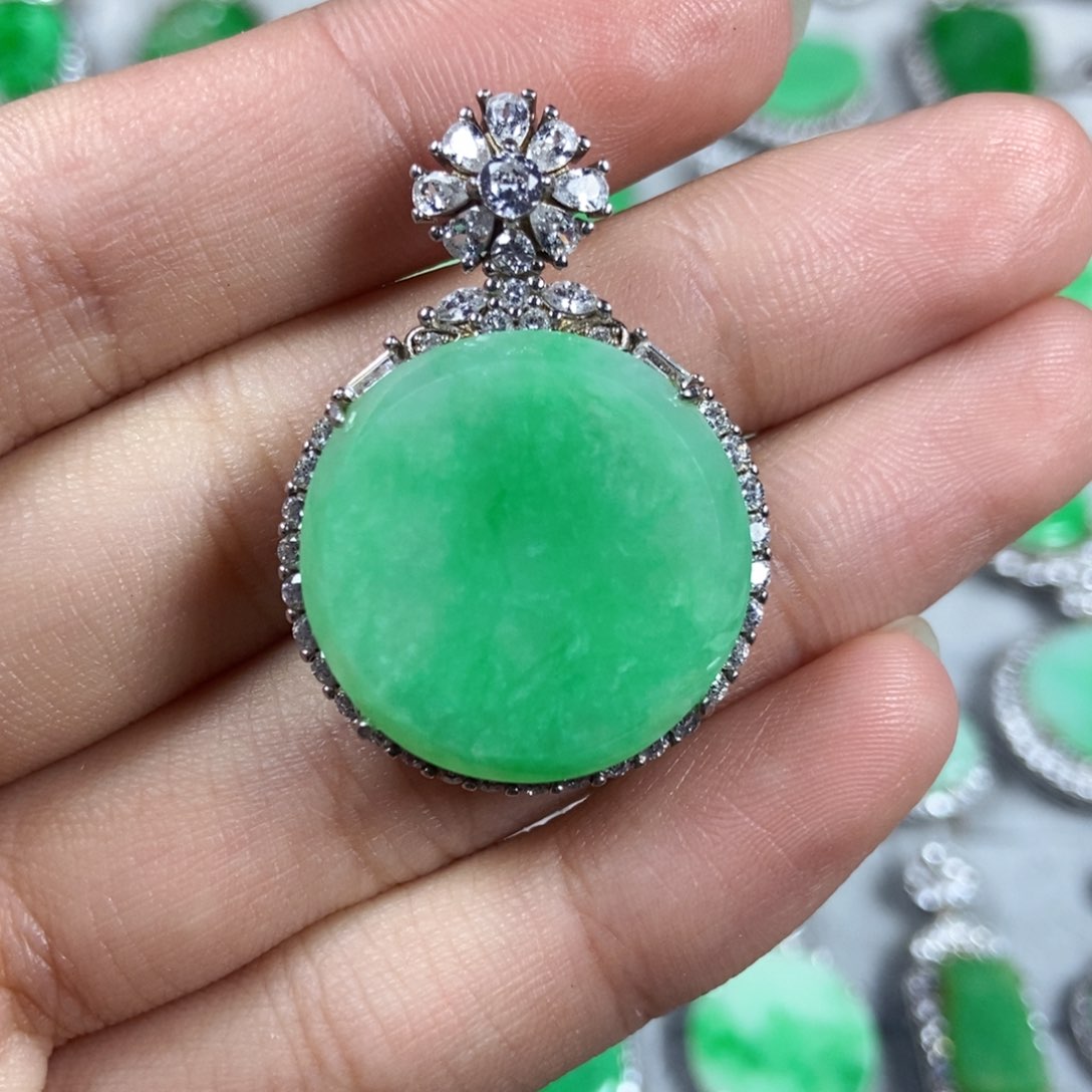 颈饰未镶嵌翡翠圆