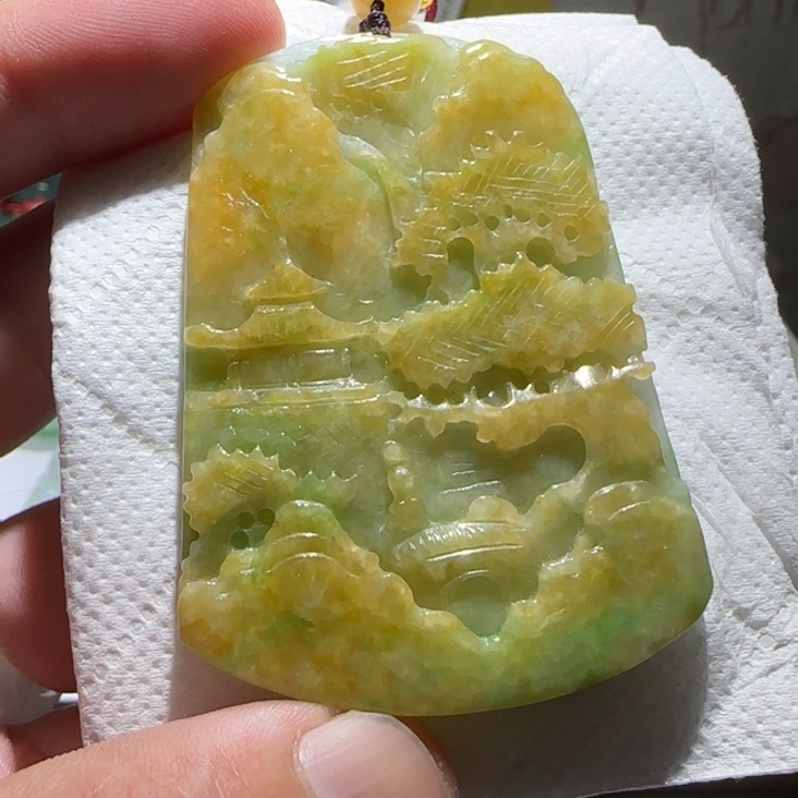 翡翠颈饰未镶嵌山水