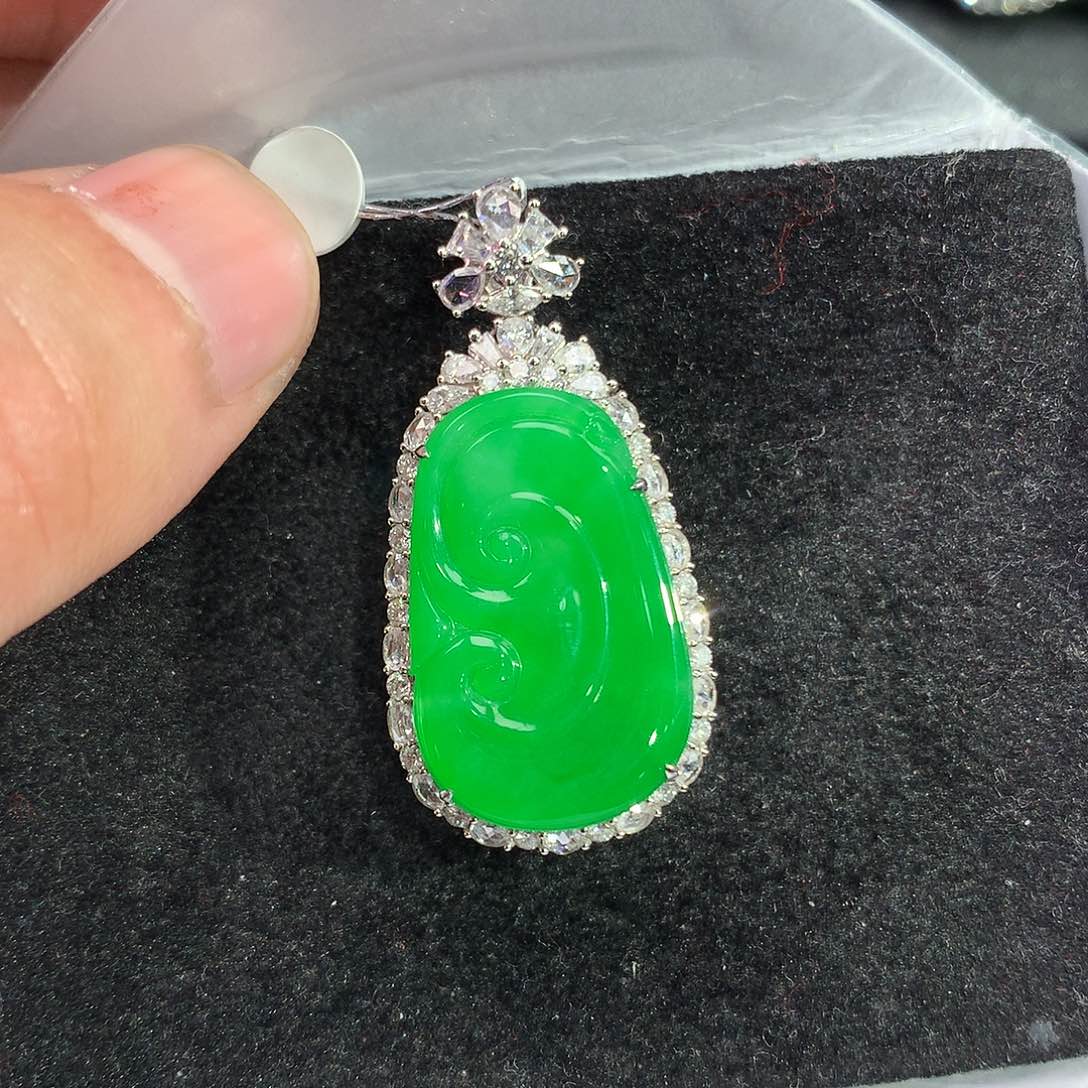 翡翠吊坠(赠链)18K金镶嵌