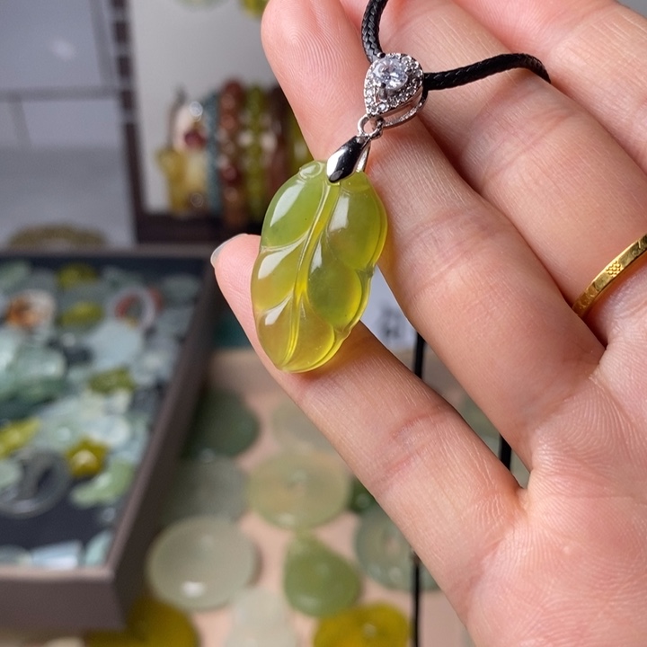 蛇纹石玉颈饰未镶嵌