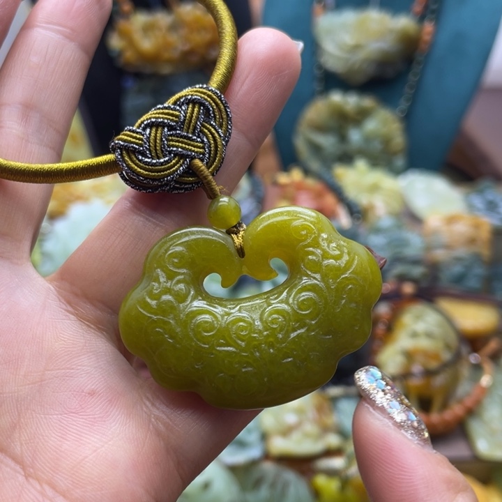 蛇纹石玉未镶嵌颈饰