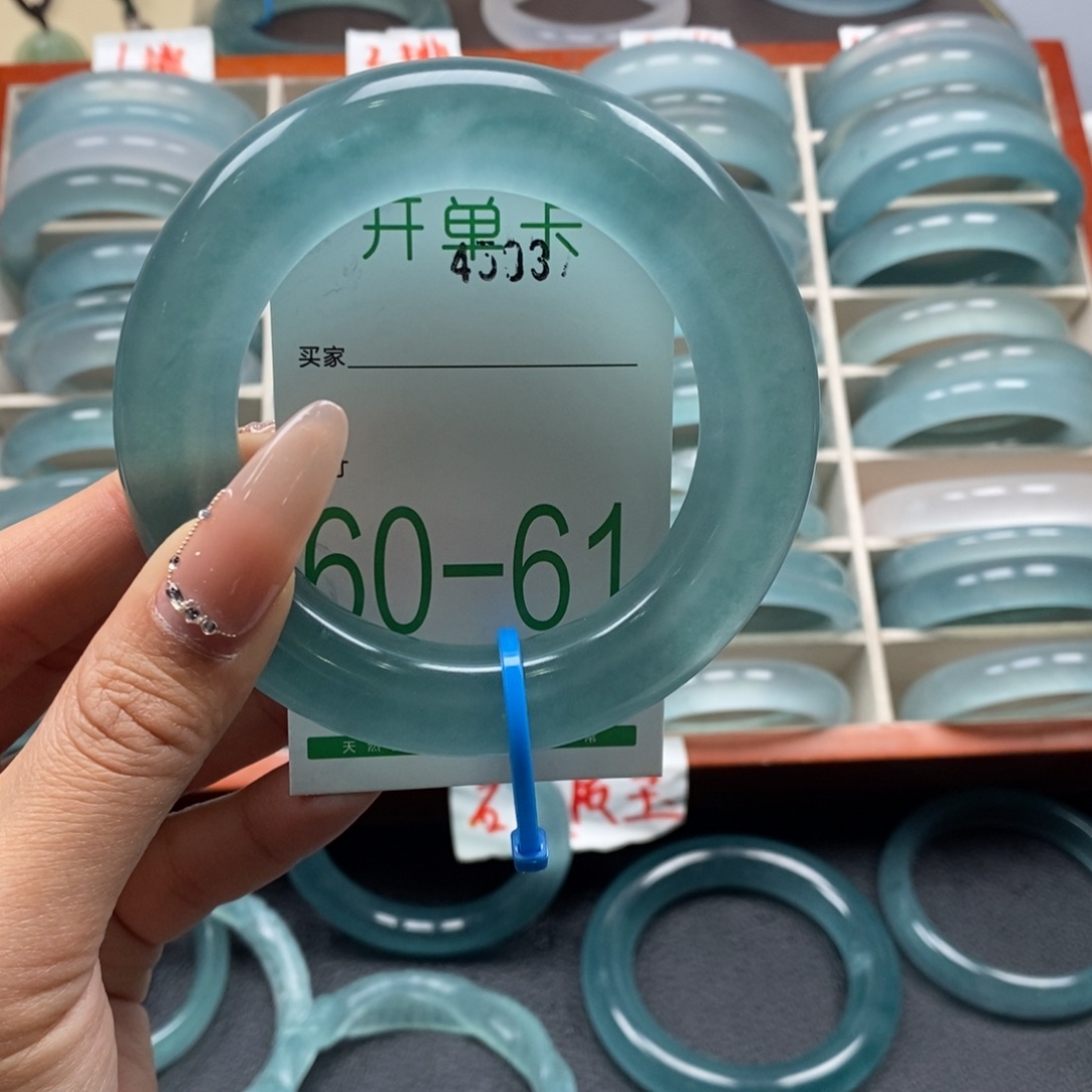 周***)石英质玉未镶嵌手镯