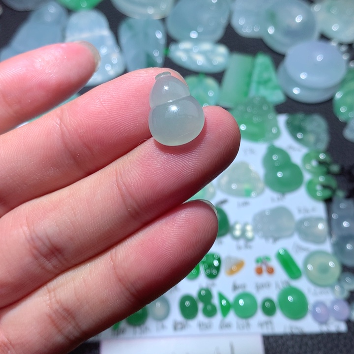 翡翠颈饰未镶嵌葫芦