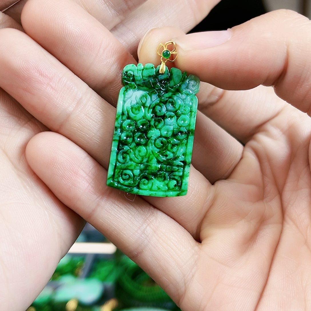 翡翠颈饰18K金镶嵌吊坠多样性