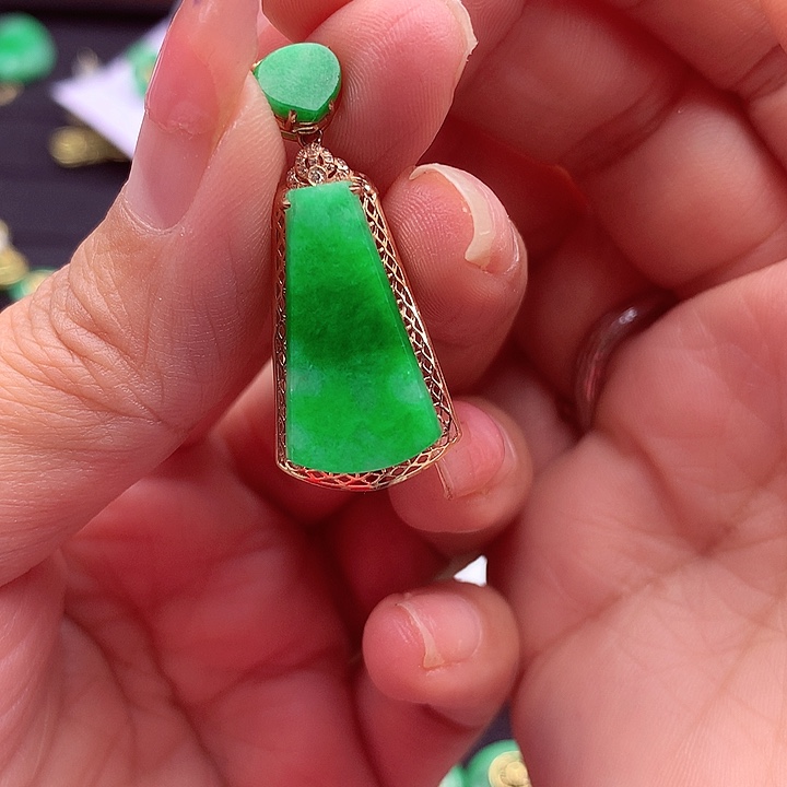 翡翠颈饰18K金镶嵌翡翠