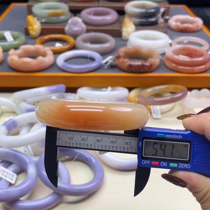 未镶嵌石英岩玉珠宝奇石