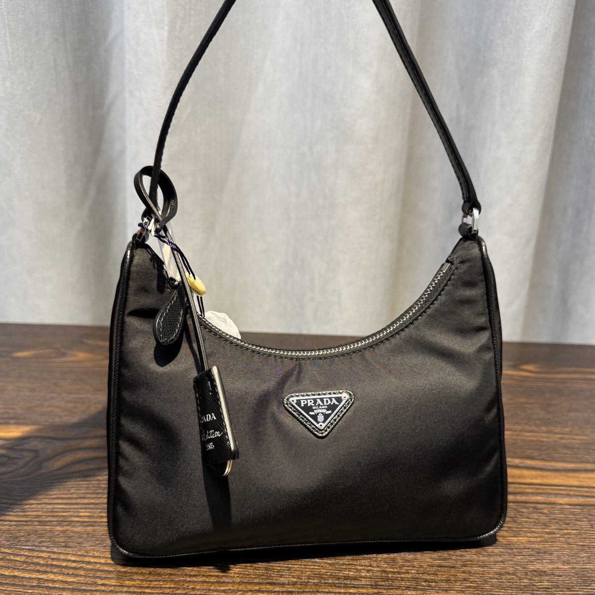 99新 Prada/普拉达 普拉达经典hobo2005单肩包