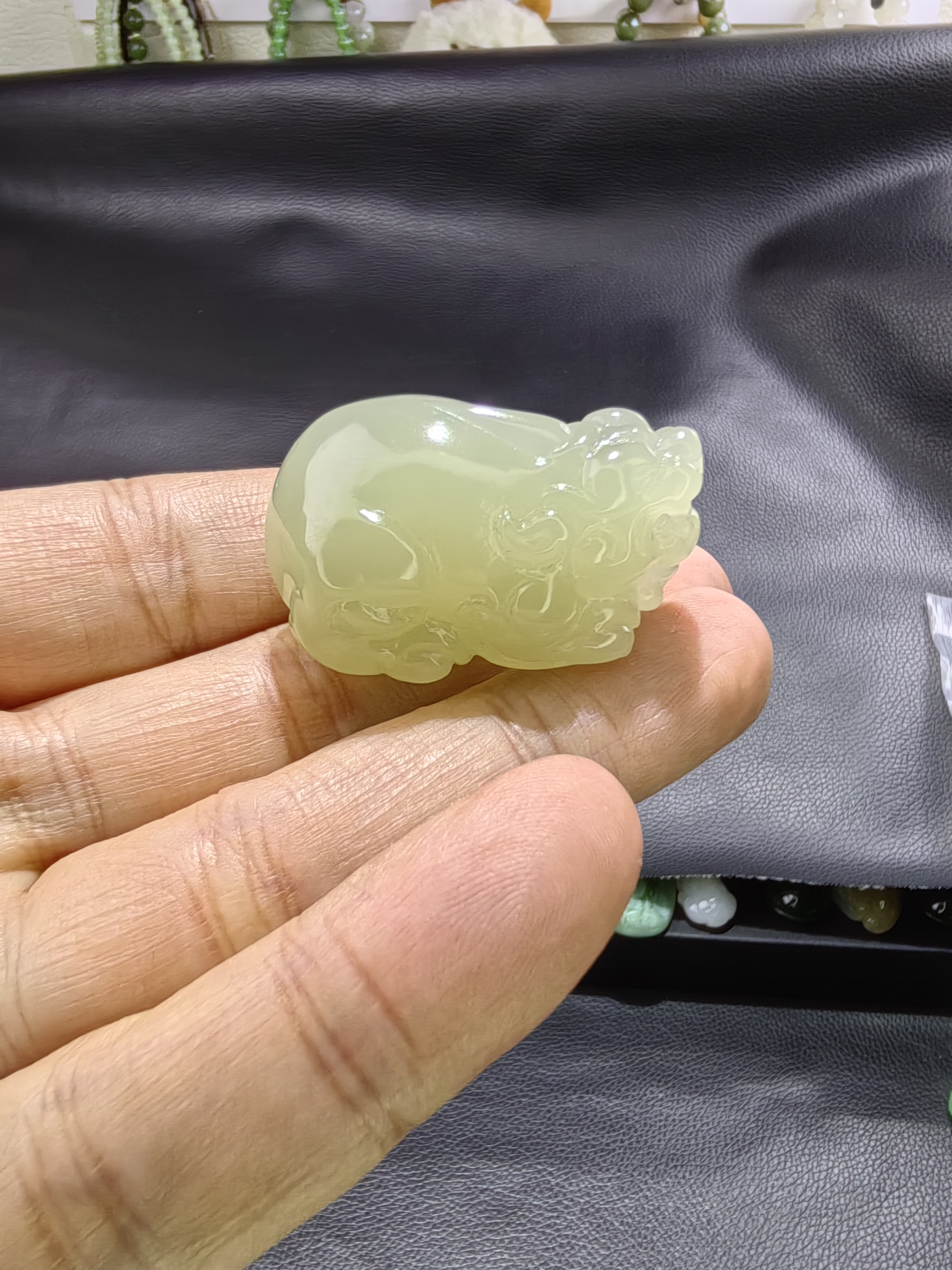 和田玉冰底猫眼纯手工雕刻小貔貅毫无结构。