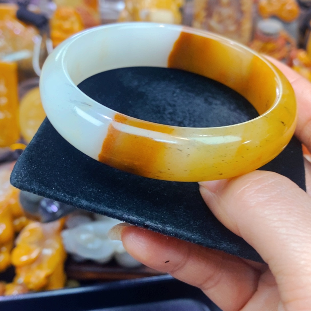 未镶嵌石英质玉（黄龙玉）颈饰