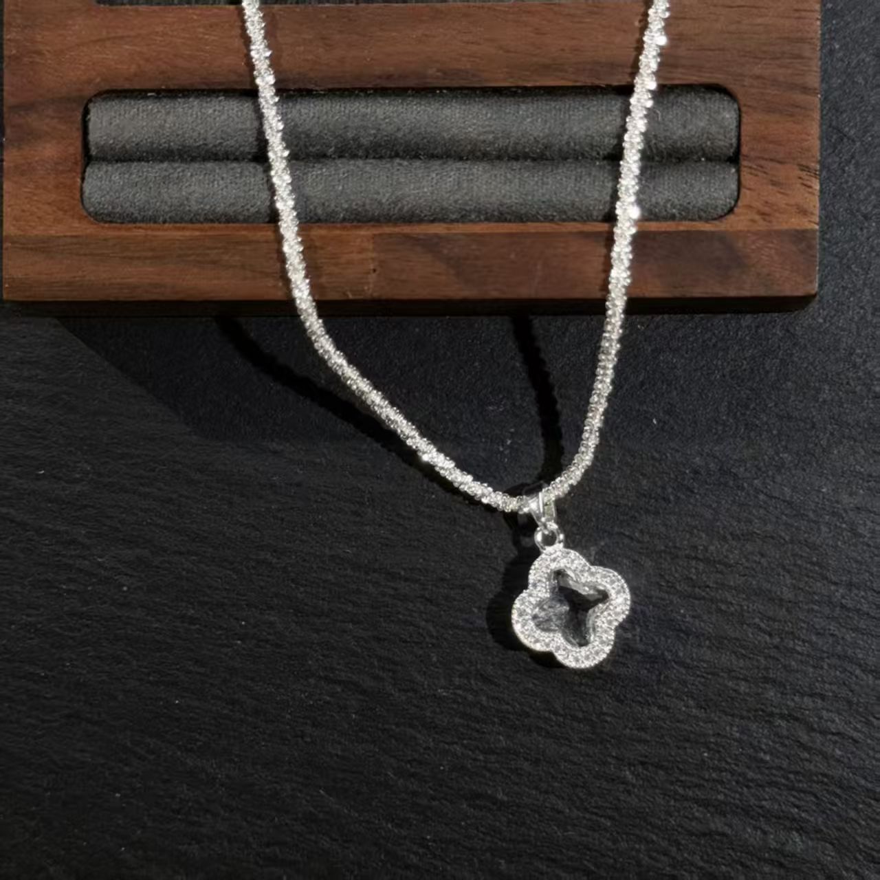 爆闪四叶花镶锆石吊坠波光粼粼项链女设计感满天星高级轻奢锁骨链