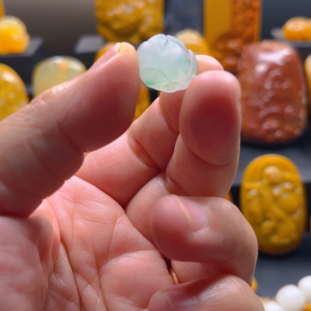 石英质玉颈饰未镶嵌美***光