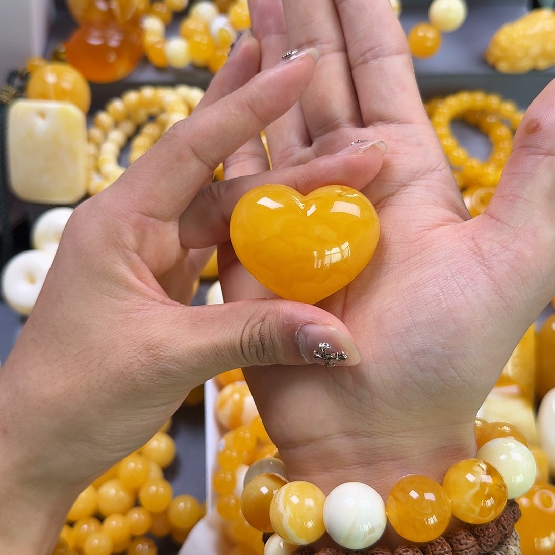 蜜蜡珠宝奇石未镶嵌爱心