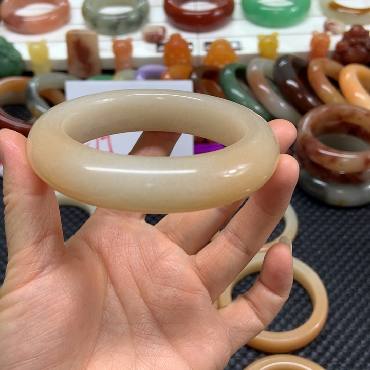 石英质玉未镶嵌手镯