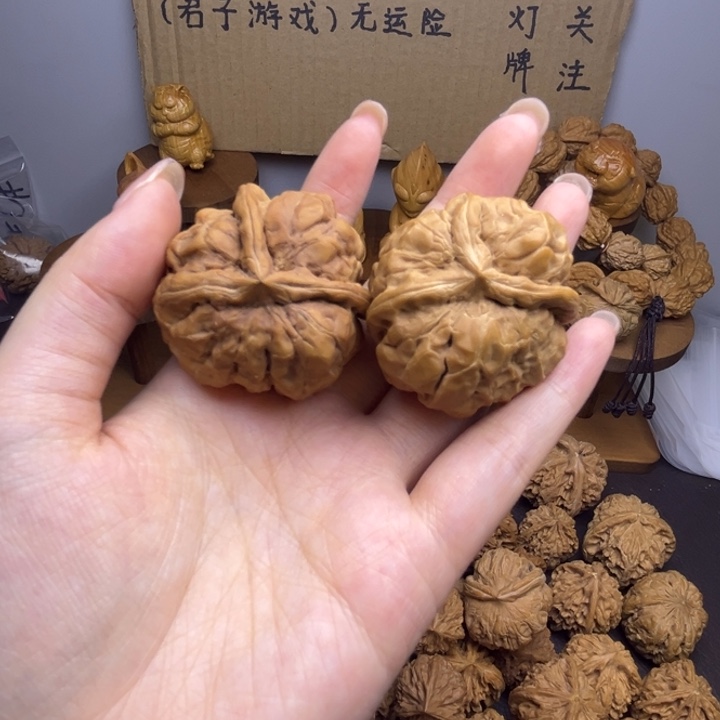 ****人吊坠桃核蛤蟆头单只异型有瑕有反油