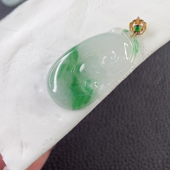 翡翠18K金镶嵌颈饰