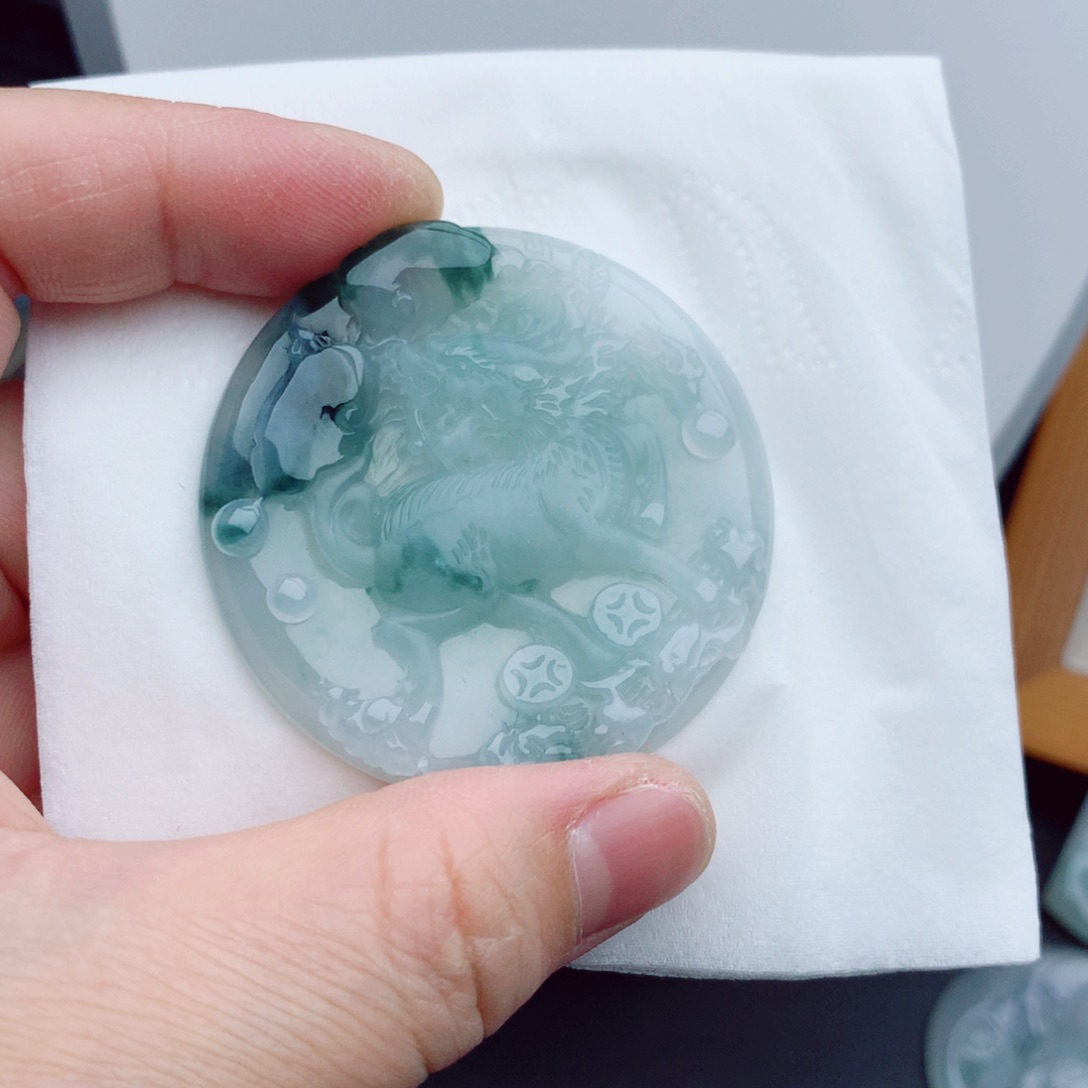 翡翠未镶嵌颈饰麒麟牌