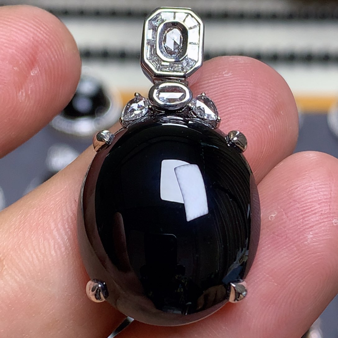 颈饰18K金镶嵌翡翠墨翠蛋面