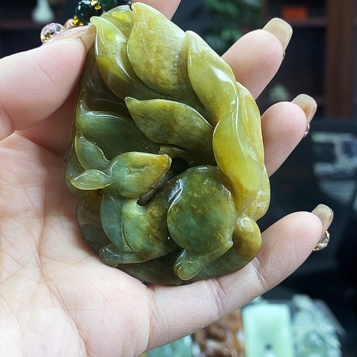 蛇纹石玉吊坠未镶嵌