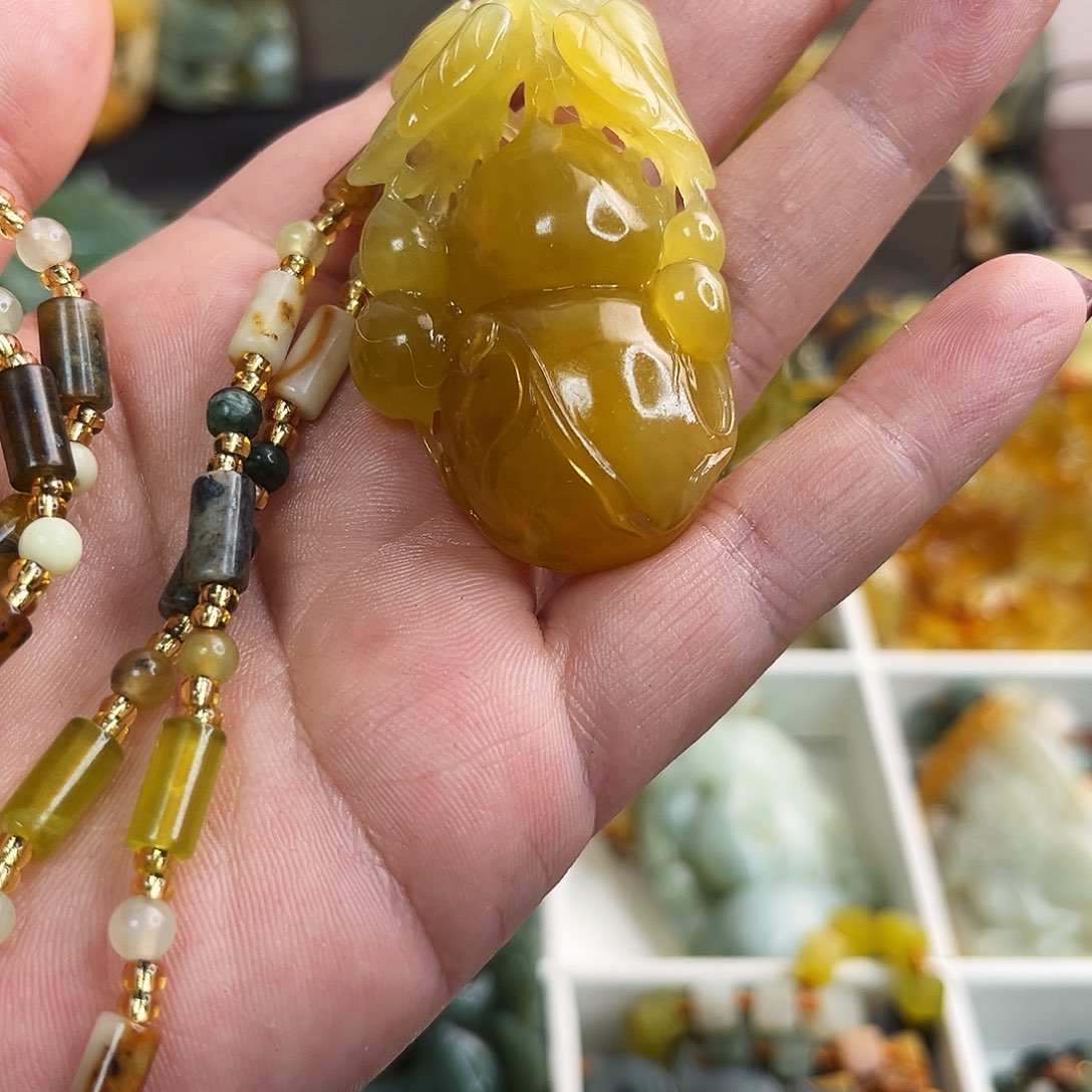 蛇纹石玉颈饰未镶嵌