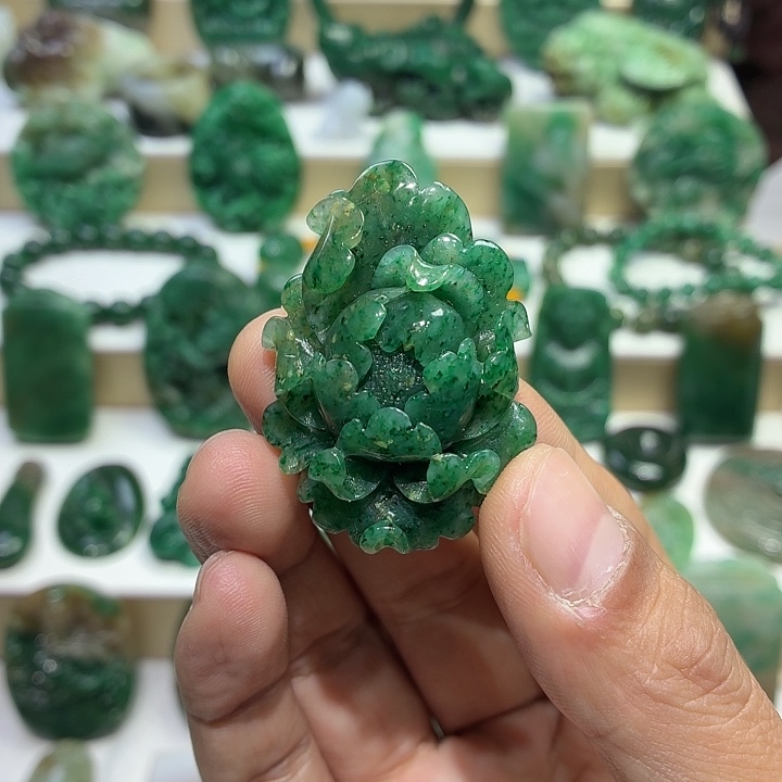 独山玉未镶嵌颈饰牡丹花