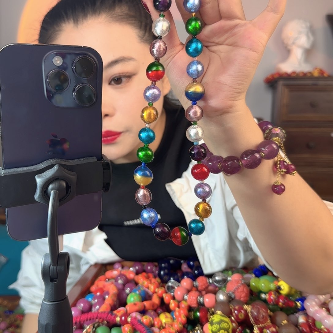 玻璃颈饰老琉璃的故事是什么啊哈哈笑得